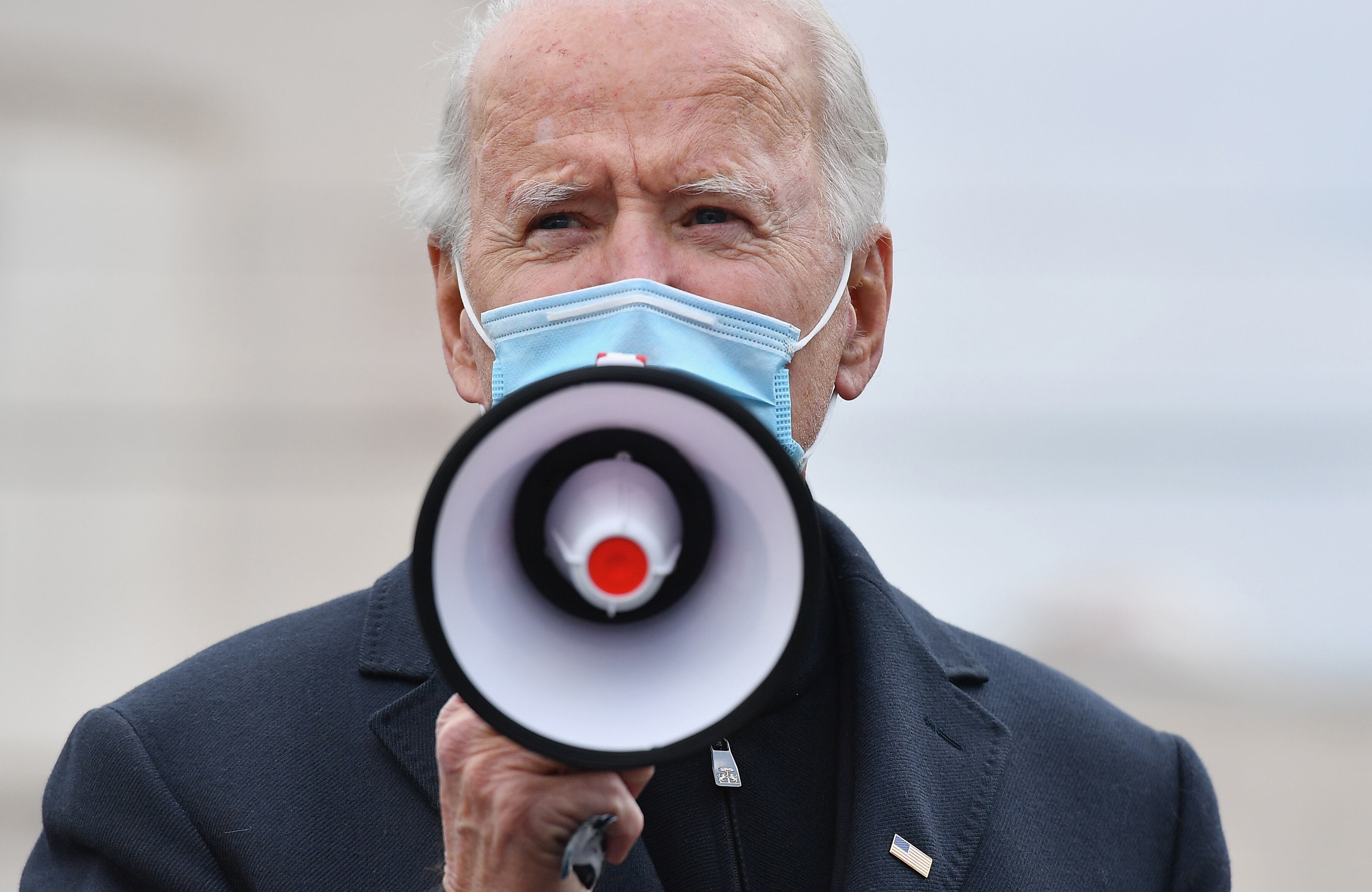 1.Las tendencias en el conteo de votos prácticamente aseguran un triunfo del ex vice de Obama. 2. Seguidores de Biden esperan que se declare ganador en wilmingotn, Delaware.
