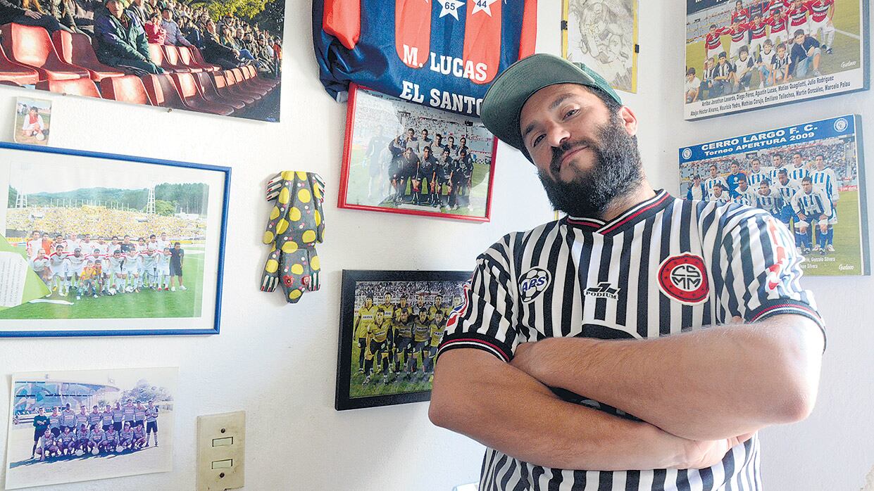 Agustín Lucas junto a algunos de sus recuerdos de una vida ligada al fútbol.