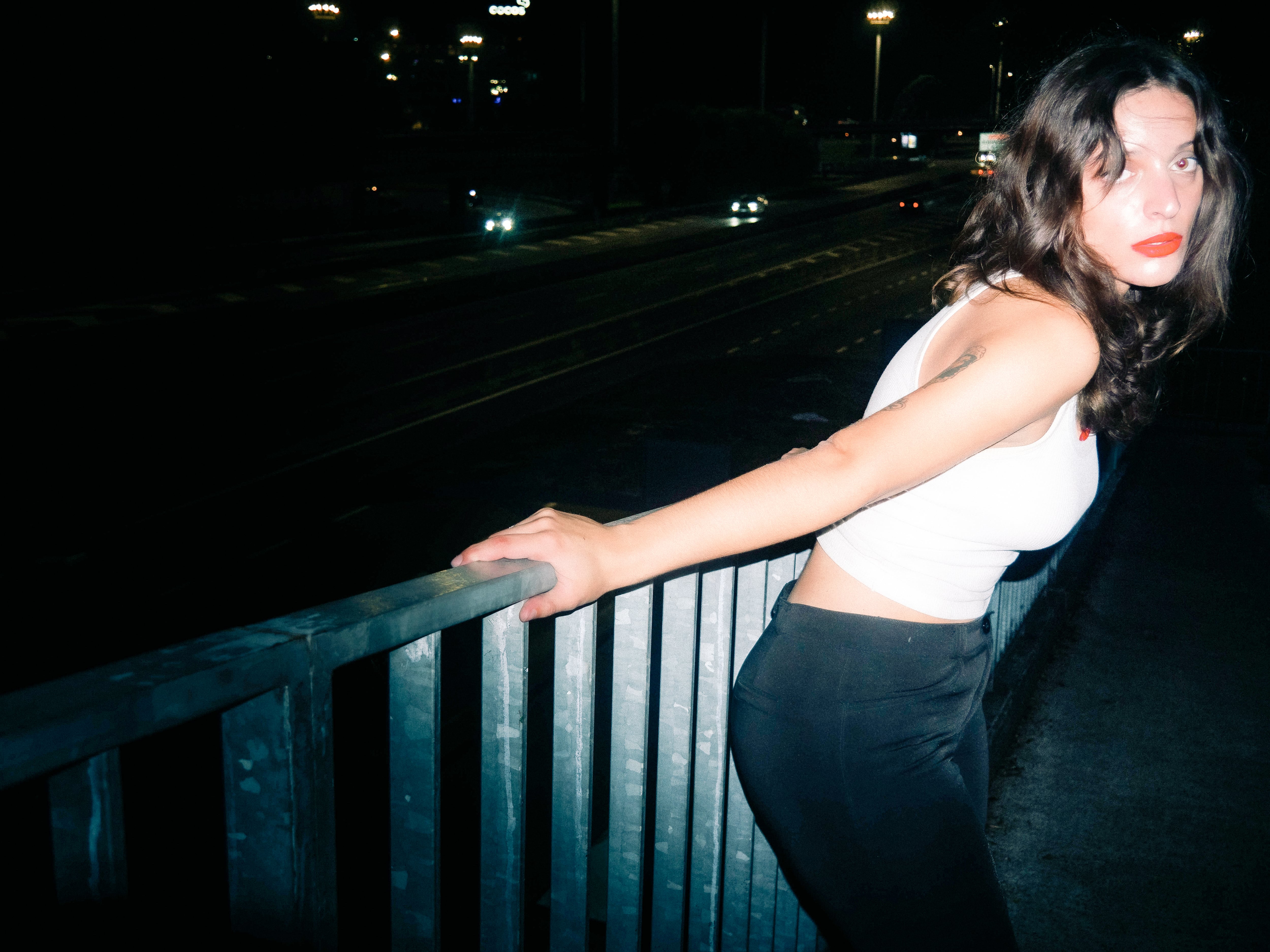 El color de voz de López subraya las emociones de un disco que "habla mucho de la noche, el barrio, la soledad y la ira"