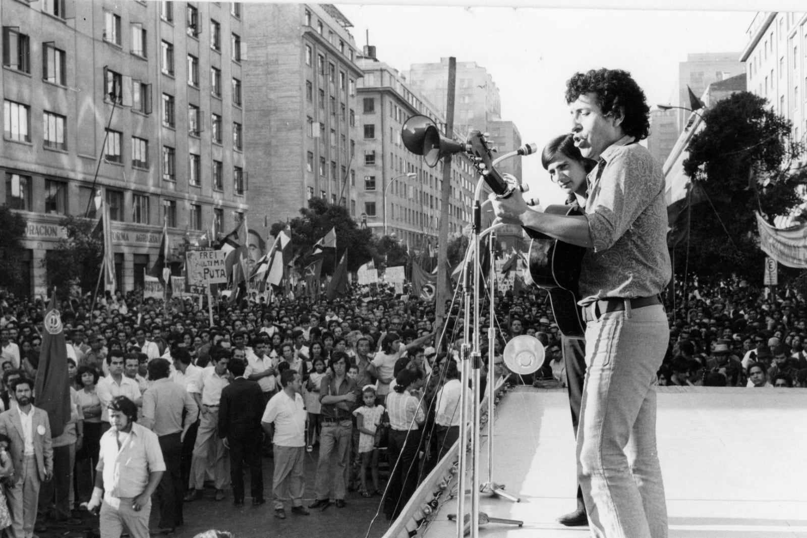 Jara fue detenido el 12 de septiembre,  en una de las primeras razzias masivas de los golpistas.