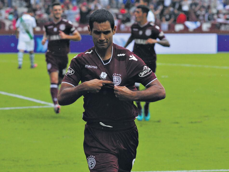 José Sand festeja uno de sus goles en la gran tarde que tuvo ayer bajo la lluvia.