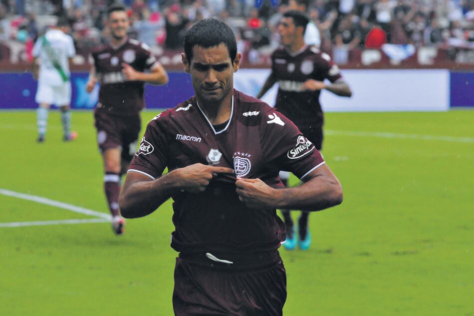 José Sand festeja uno de sus goles en la gran tarde que tuvo ayer bajo la lluvia.