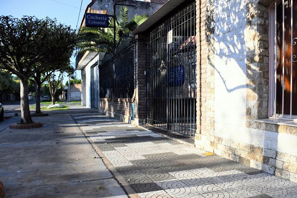 La cochería de calle Teniente Agneta que fue baleada el lunes de la semana pasada.