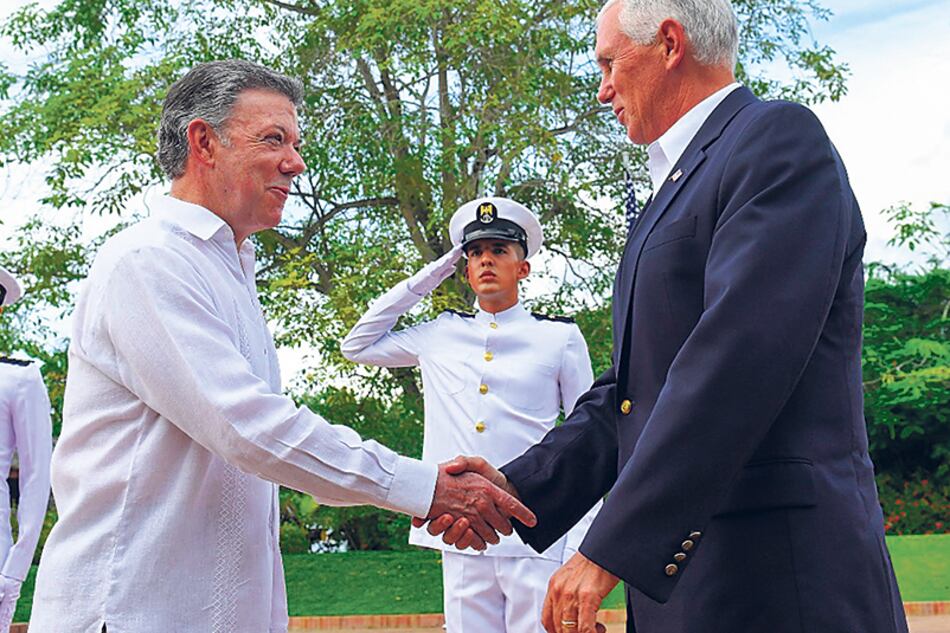 Junto a Santos, Pence (der.) matizó la advertencia de Trump.