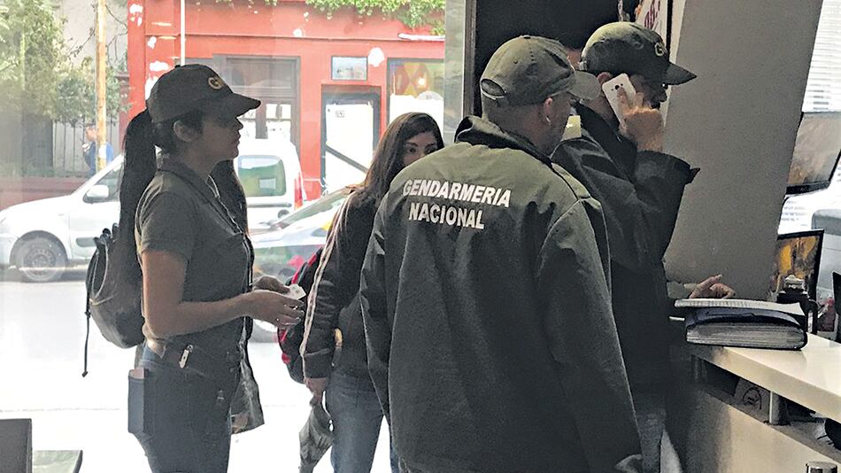 Efectivos de la Gendarmería durante el sorpresivo allanamiento realizado ayer en los estudios que comparten Radio 10 y Radio Pop.