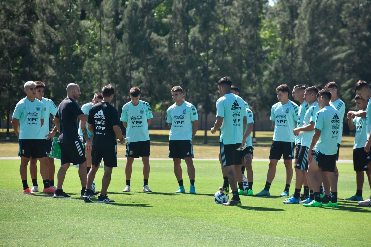 Javier Mascherano da indicaciones a los juveniles