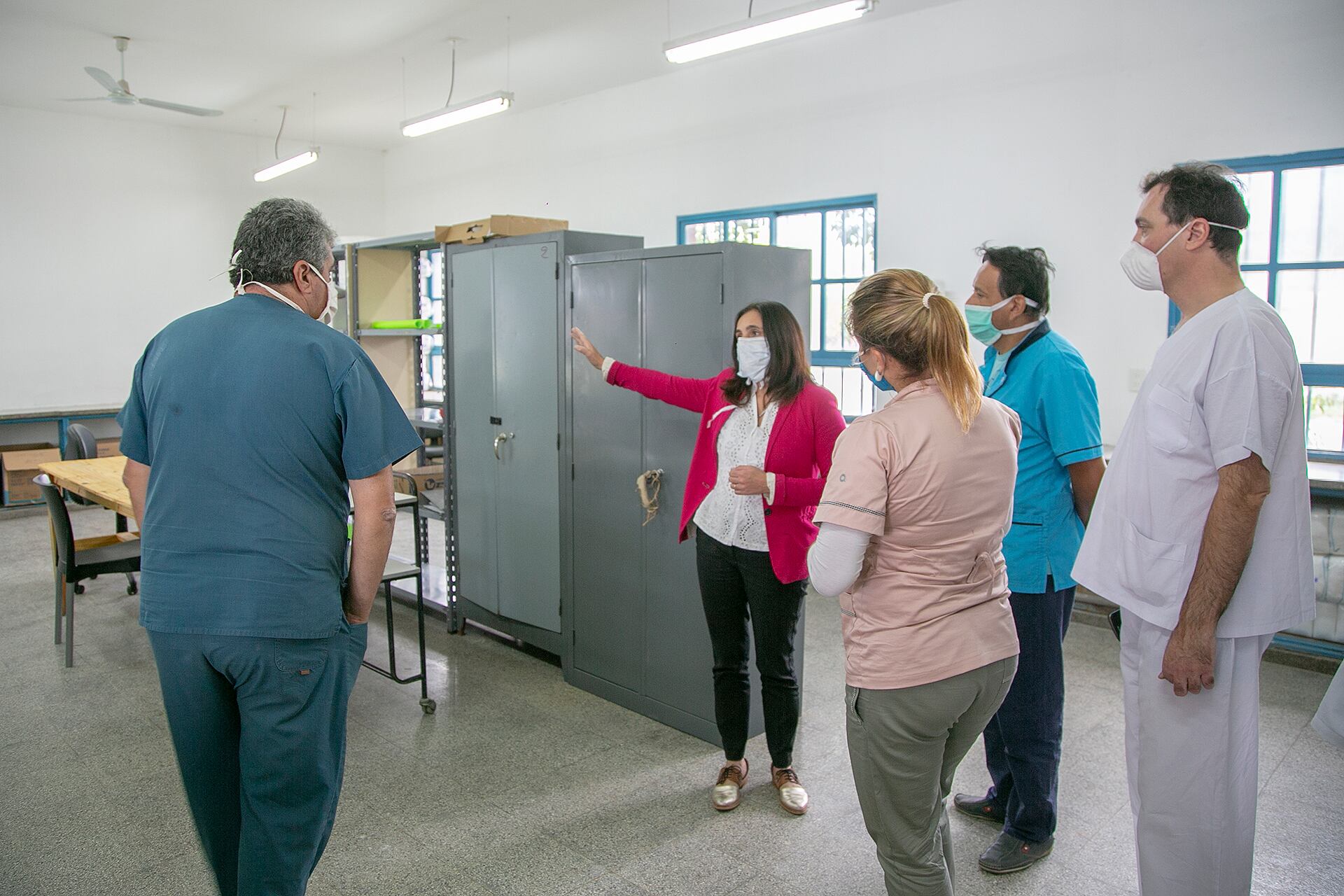 Josefina Medrano (de rojo). Se olvidó de mandar los barbijos 