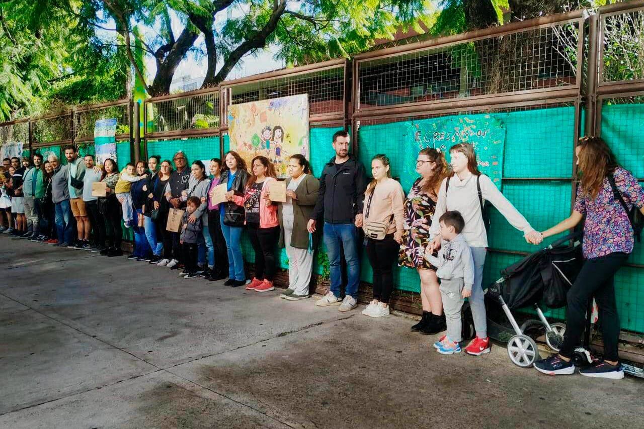 Abrazo de madres, padres y alumnos del jardín de infantes Nº 9 DE 10.