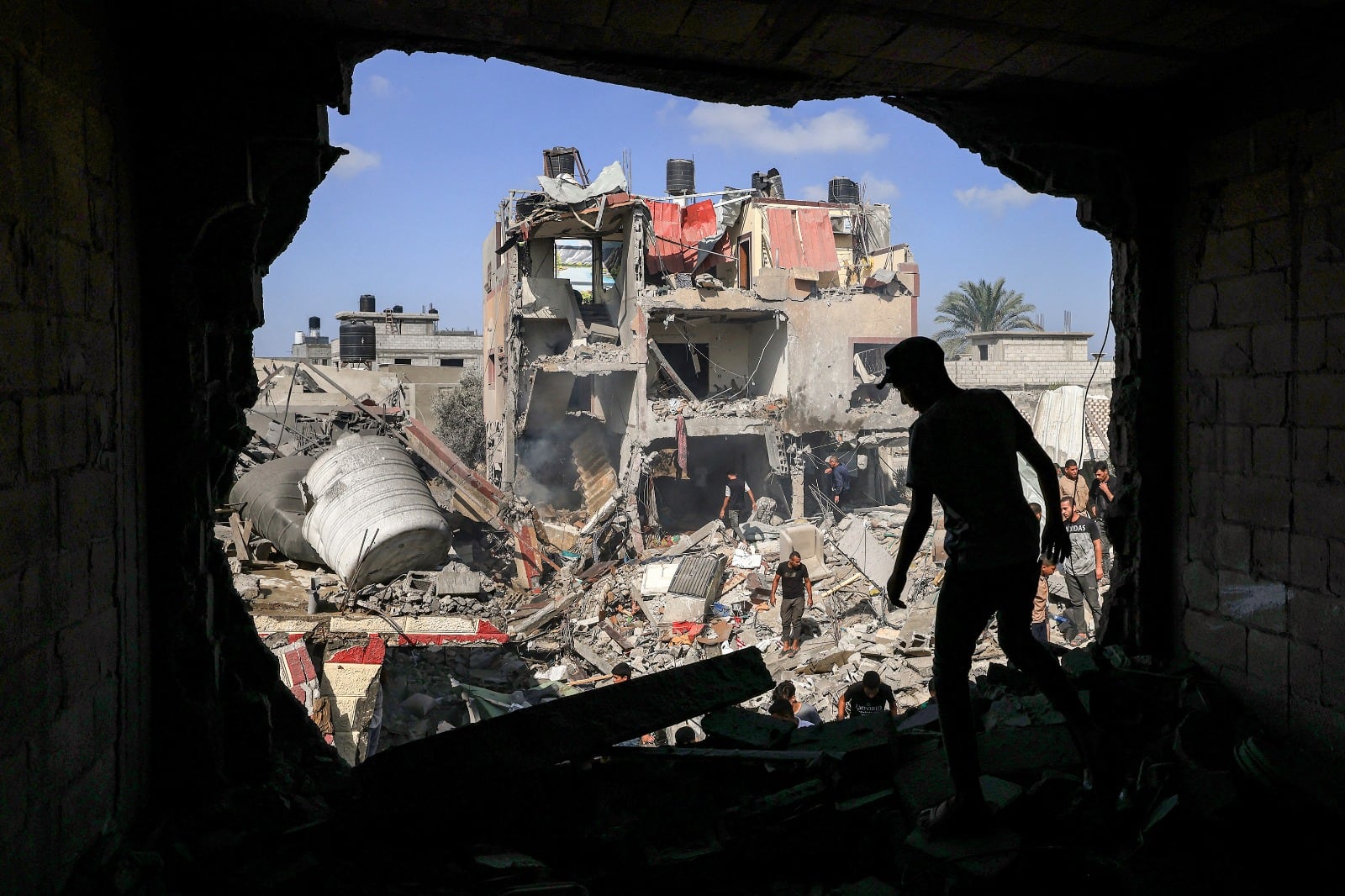 Un edificio en ruinas tras un bombardeo israelí en Khan Yunis, Gaza.