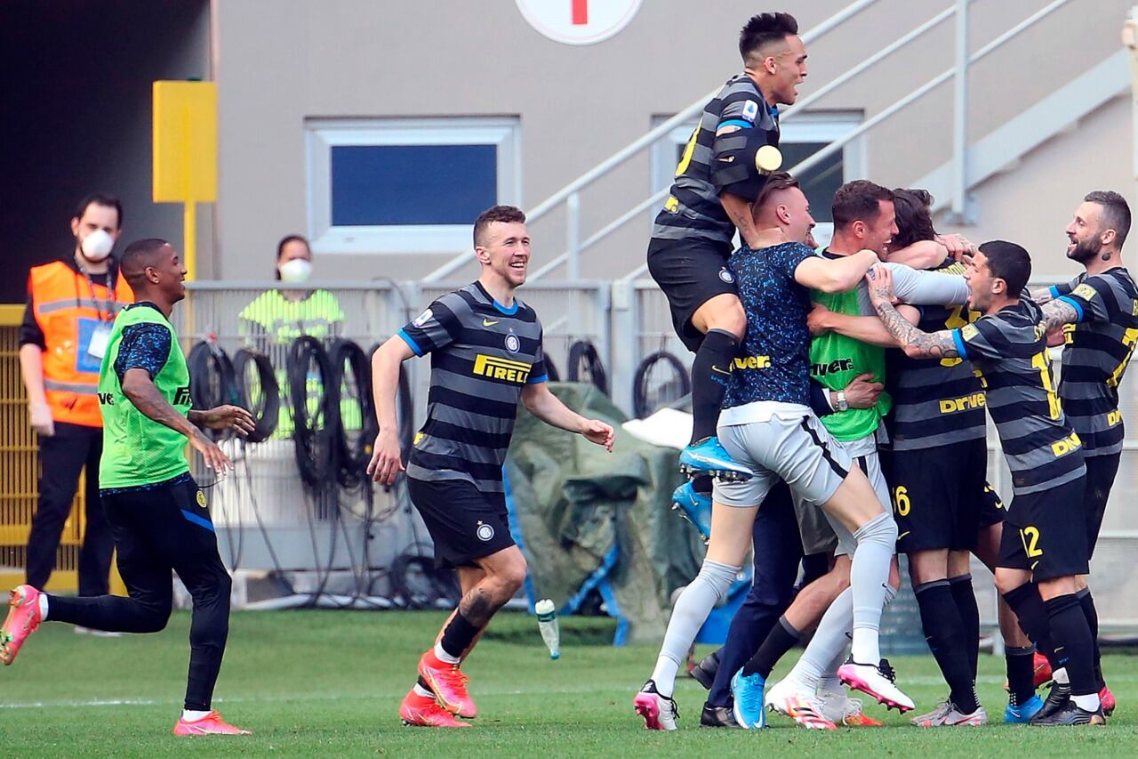 Martínez, en lo más alto del festejo interista