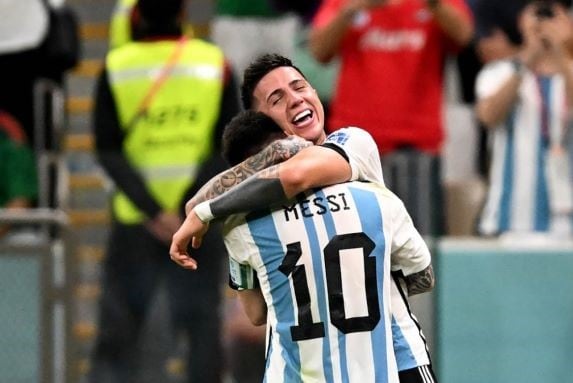Enzo Fernández abraza a Lionel Messi, una sociedad que rinde sus frutos en la Selección.