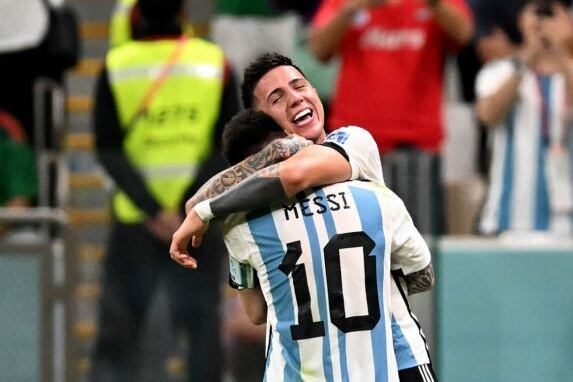 Enzo Fernández abraza a Lionel Messi, una sociedad que rinde sus frutos en la Selección.