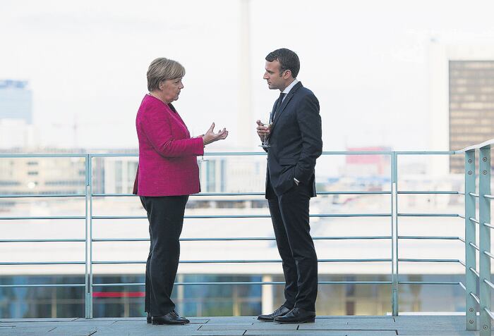 “De la simbiosis de las posturas de Berlín y París siempre sale algo bueno”, dijo Merkel a Macron.