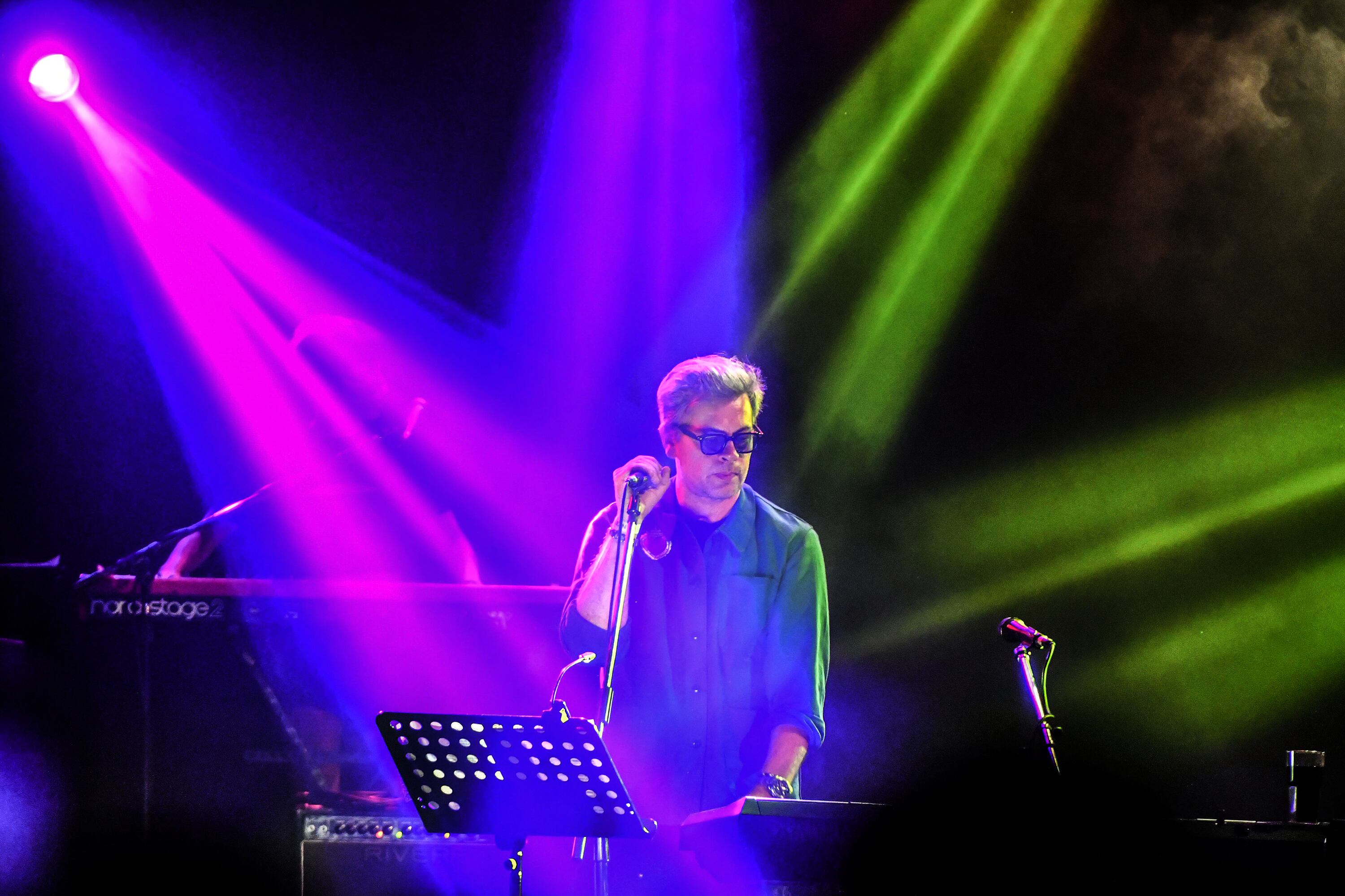 Benjamin Biolay sintetizó los matices y contrastes sonoros de su carrera.