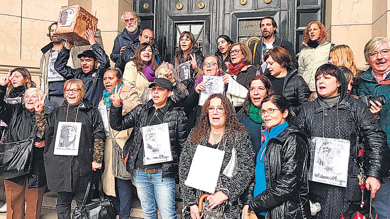 Los integrantes del Comité por la Libertad de Milagro Sala desafiaron el frío y la lluvia.