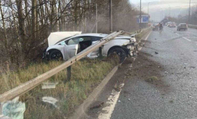 En el accidente, ocurrido cerca del campo de entrenamiento del Manchester United, el Lamborghini de Romero quedó prácticamente destruido.