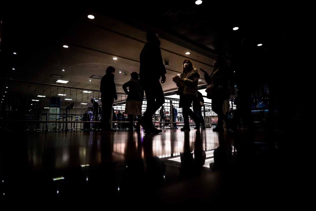 Mientras distintos países aumentan las restricciones para evitar un brote de contagios por la mutación Delta, diputados opositores piden eliminar restricciones en Ezeiza.