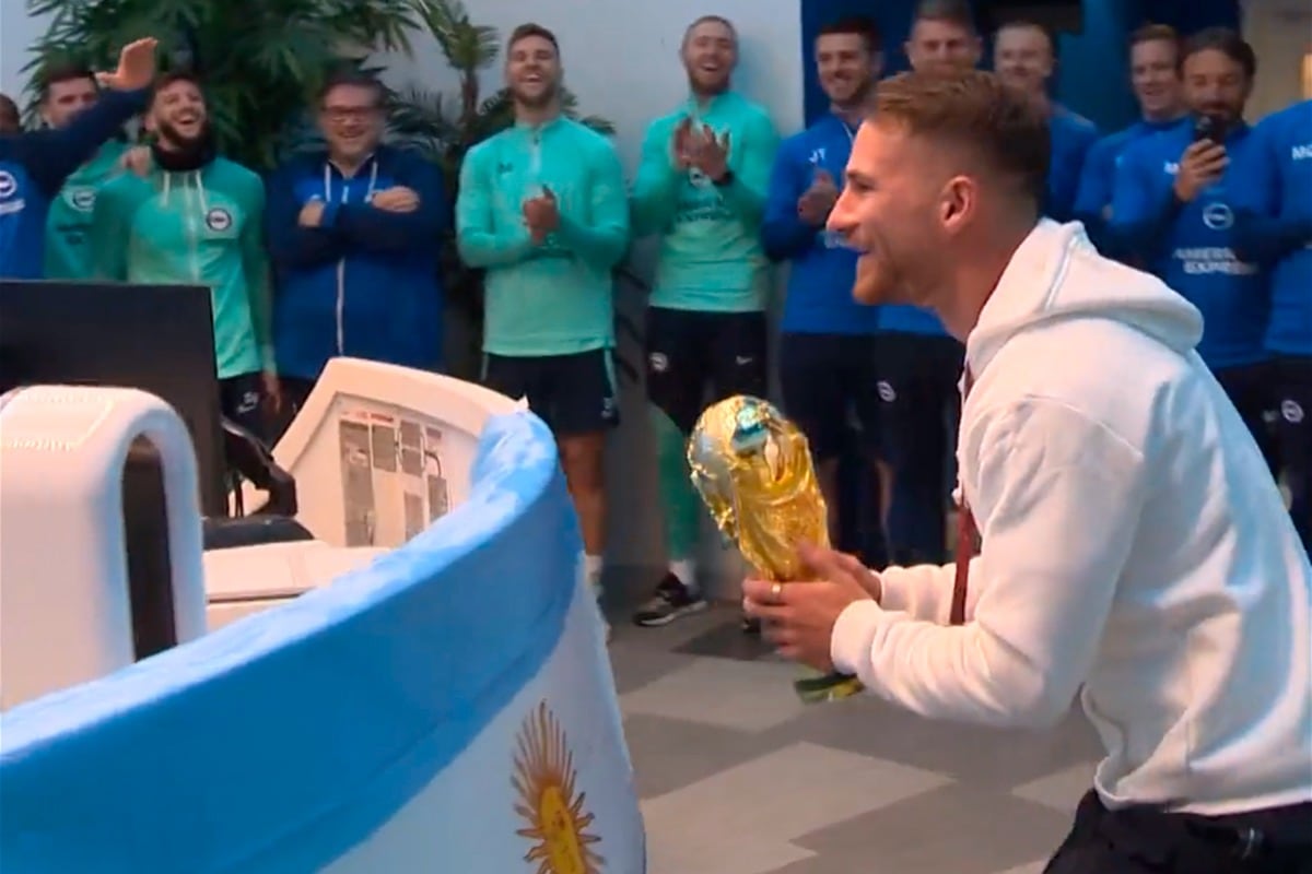 Jugadores y staff del Brighton le regalaron una cálida ovación a Mac Allister