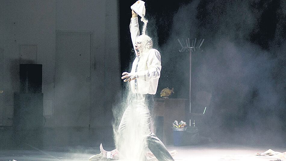 Mr. X , del artista pampeano Luis “Loco” Brusca”, gira alrededor del capitalismo.