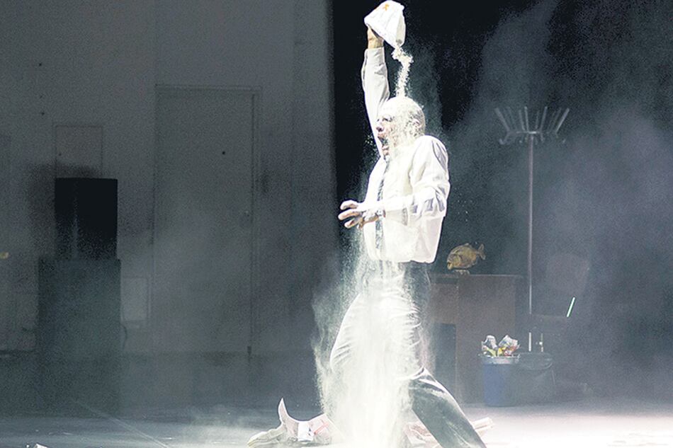 Mr. X , del artista pampeano Luis “Loco” Brusca”, gira alrededor del capitalismo.