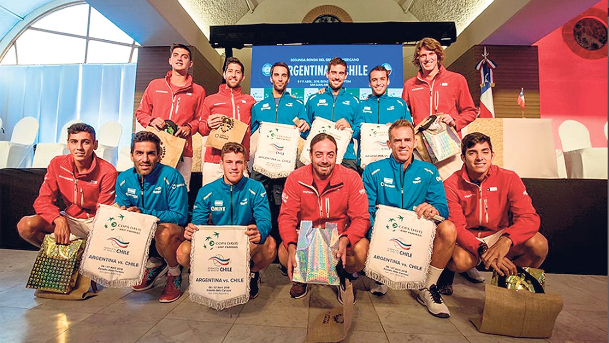 Los equipos de Argentina y Chile, durante el sorteo del orden de los partidos.