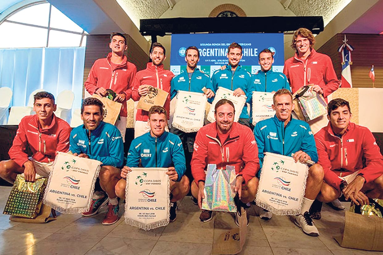 Los equipos de Argentina y Chile, durante el sorteo del orden de los partidos.