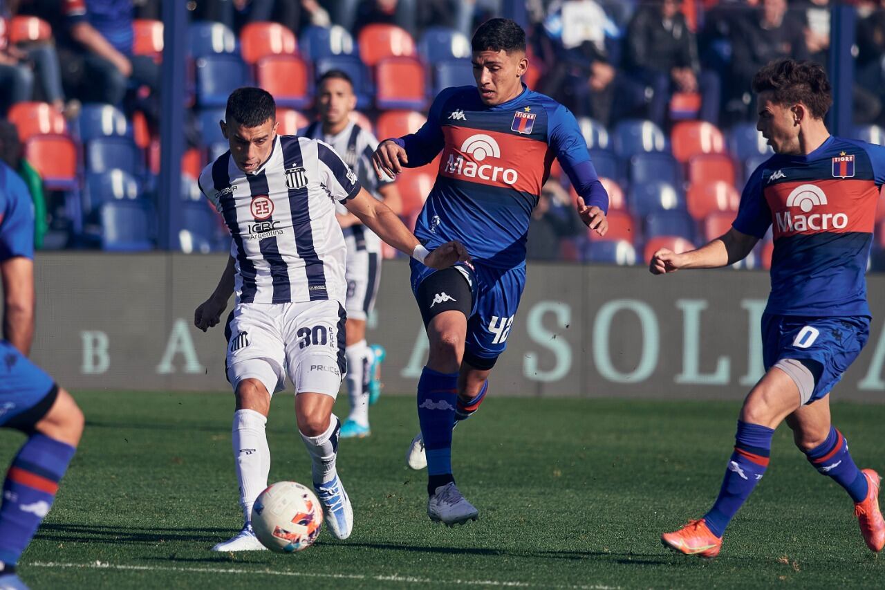 Ortegoza avanza ante "Equi" González. Tigre igualó con la T