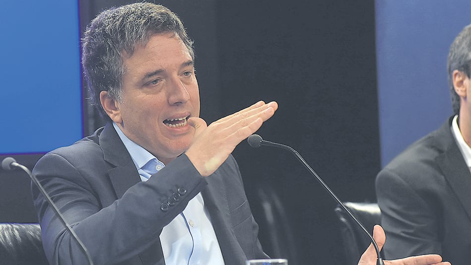 Nicolás Dujovne, ministro de Hacienda, propone el ajuste del gasto para atender el pago de intereses.