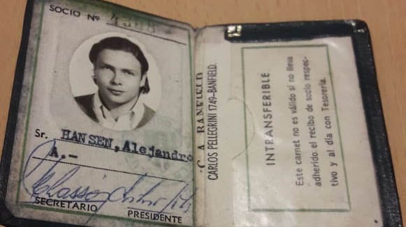 El carnet original de Alejandro Hansen