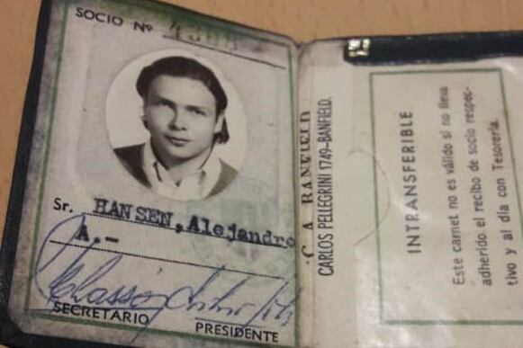 El carnet original de Alejandro Hansen