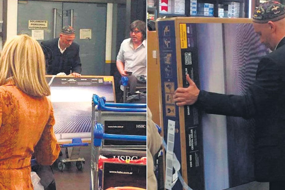Sergio Bergman, colocando el enorme televisor en el carrito de Aeroparque.
