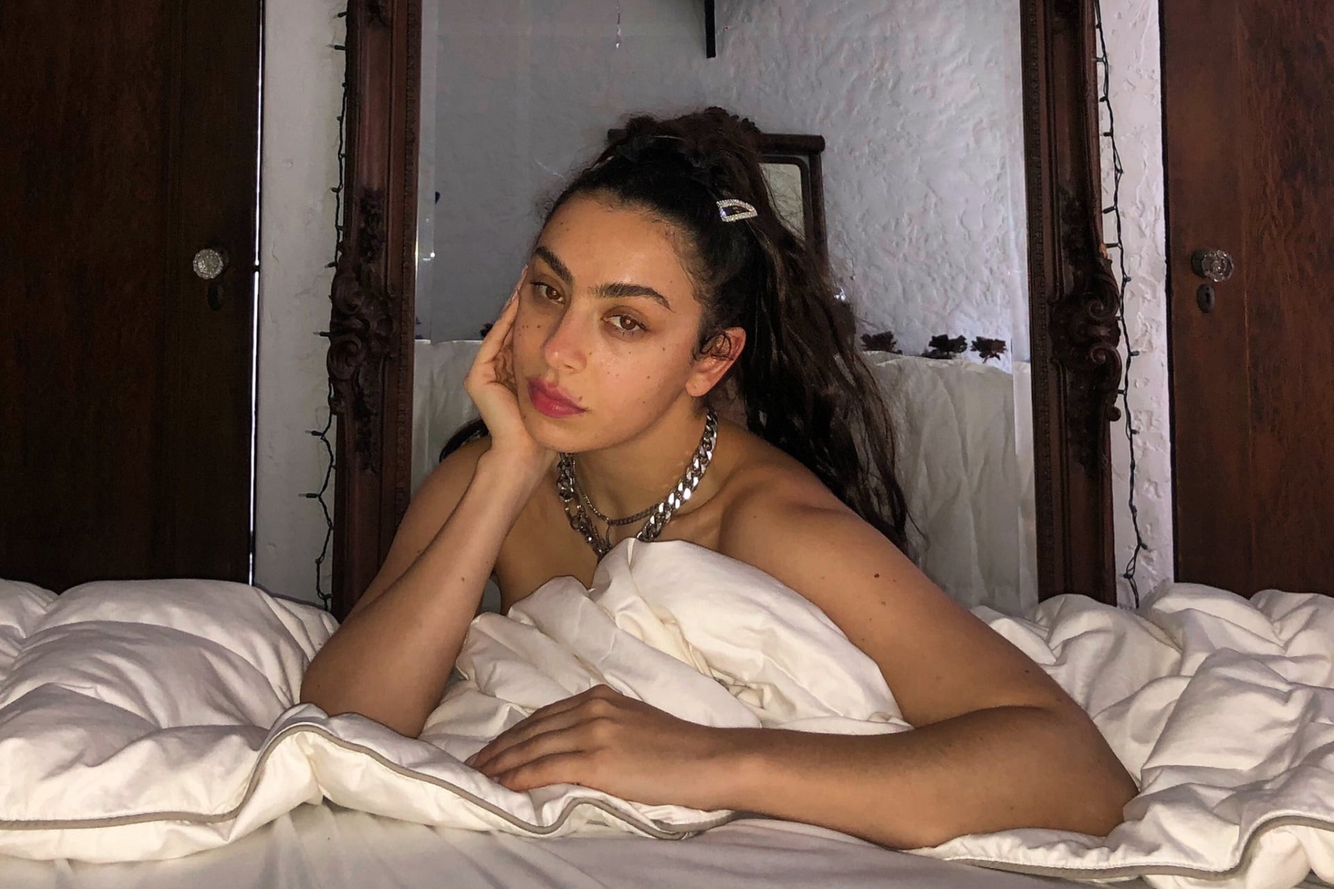 Lo anunció por Zoom, junta ideas en un Dropbox y graba con lo que tiene. Charli XCX prepara un disco casero y centennial.