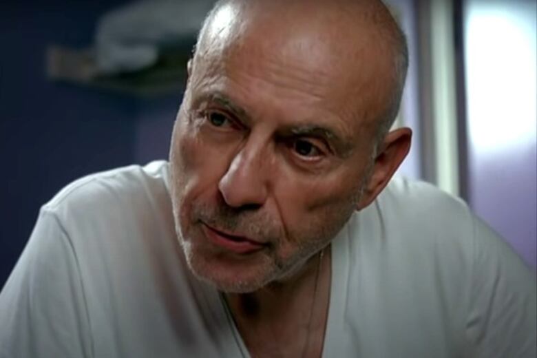 Arkin en una escena de "Pequeña Miss Sunshine".