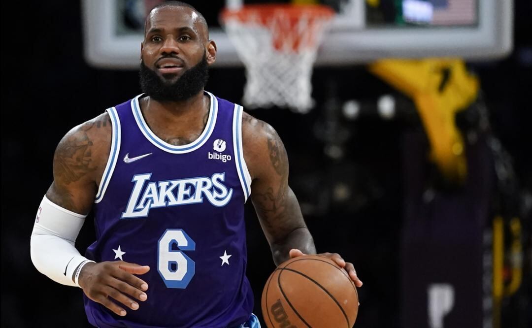 Lebron James, de 37 años, es el jugador con mayores ingresos en la historia de la NBA, con $532 millones en ganancias a lo largo de su carrera, eclipsando a la estrella de los Brooklyn Nets, Kevin Durant. (Foto: AP)