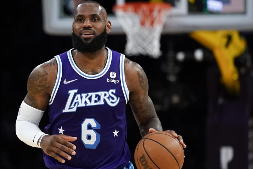 Lebron James, de 37 años, es el jugador con mayores ingresos en la historia de la NBA, con $532 millones en ganancias a lo largo de su carrera, eclipsando a la estrella de los Brooklyn Nets, Kevin Durant. (Foto: AP)