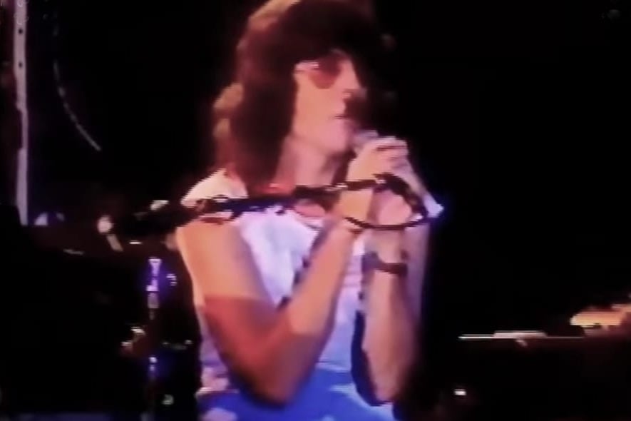 En el video aparecen "José Mercado", "Canción de Hollywood" y "Cuánto tiempo más llevará".