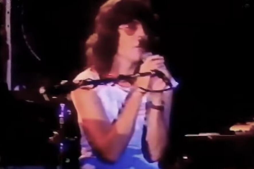 En el video aparecen "José Mercado", "Canción de Hollywood" y "Cuánto tiempo más llevará".