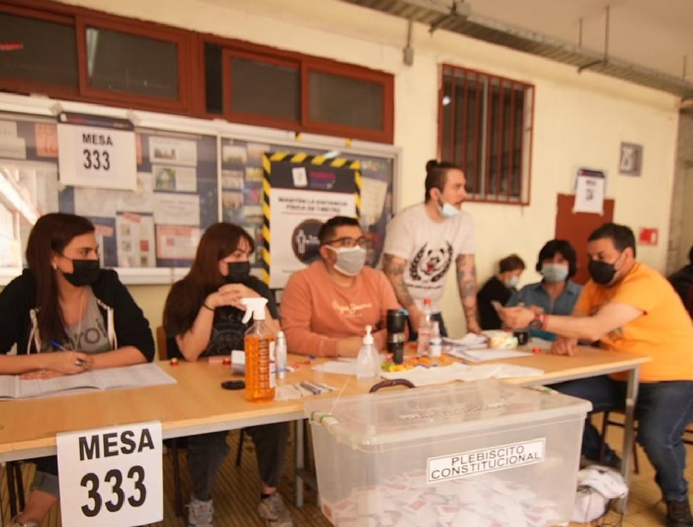 Mesa de votación / Twitter de Servel