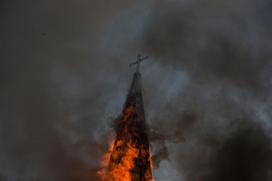 La cúpula de la pequeña iglesia de la Asunción en llamas.