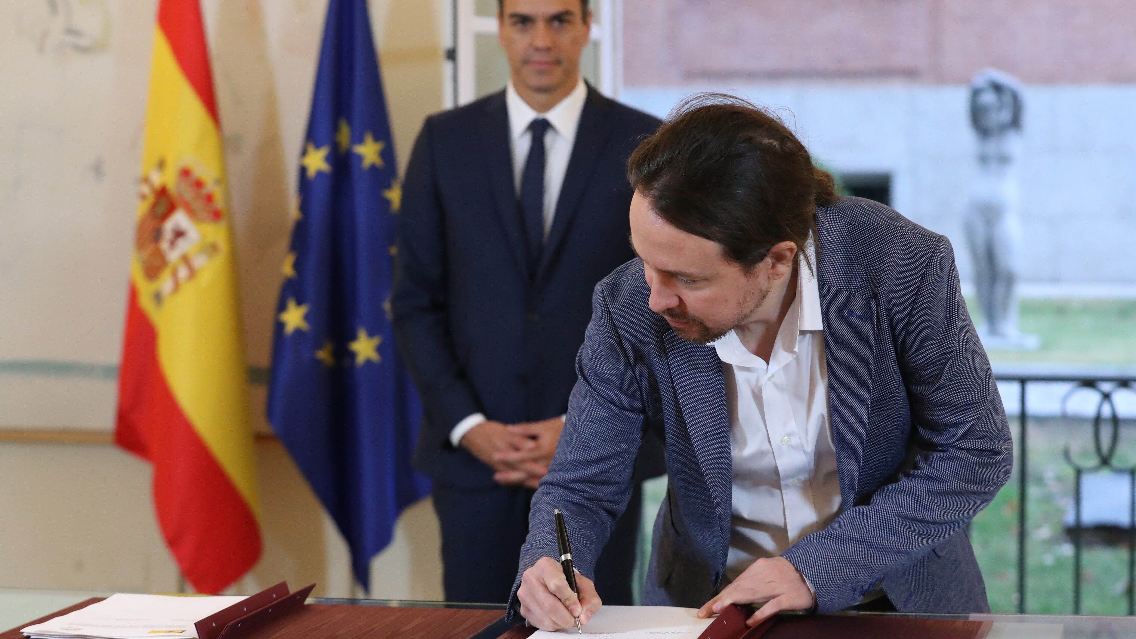 Iglesias, con Sánchez detrás, firma la ley de presupuesto para el 2019 en octubre del año pasado. 