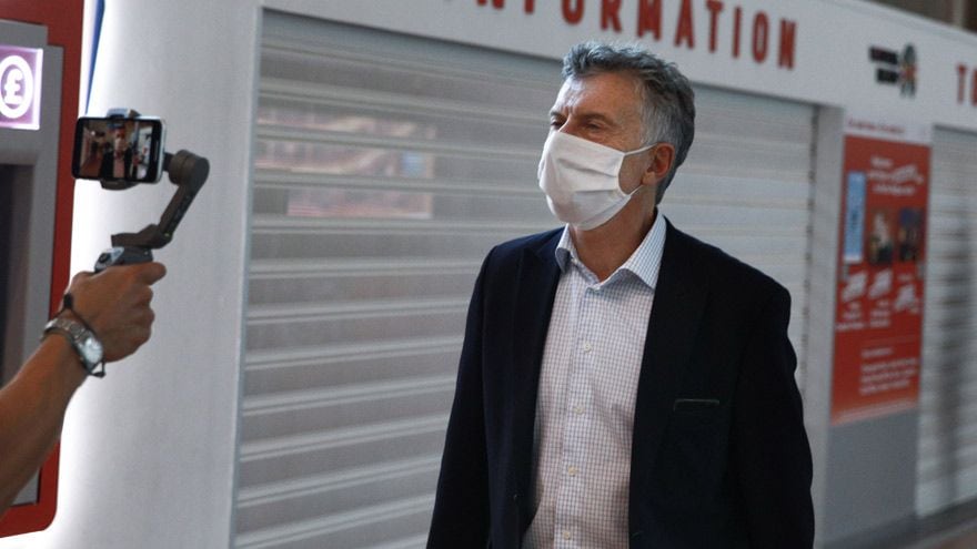 El expresidente envía esquelas desde Europa. 