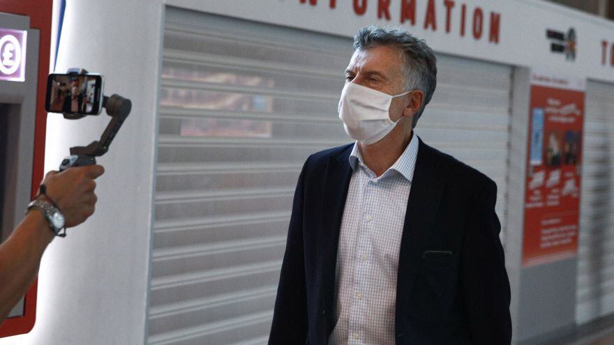 El expresidente envía esquelas desde Europa.