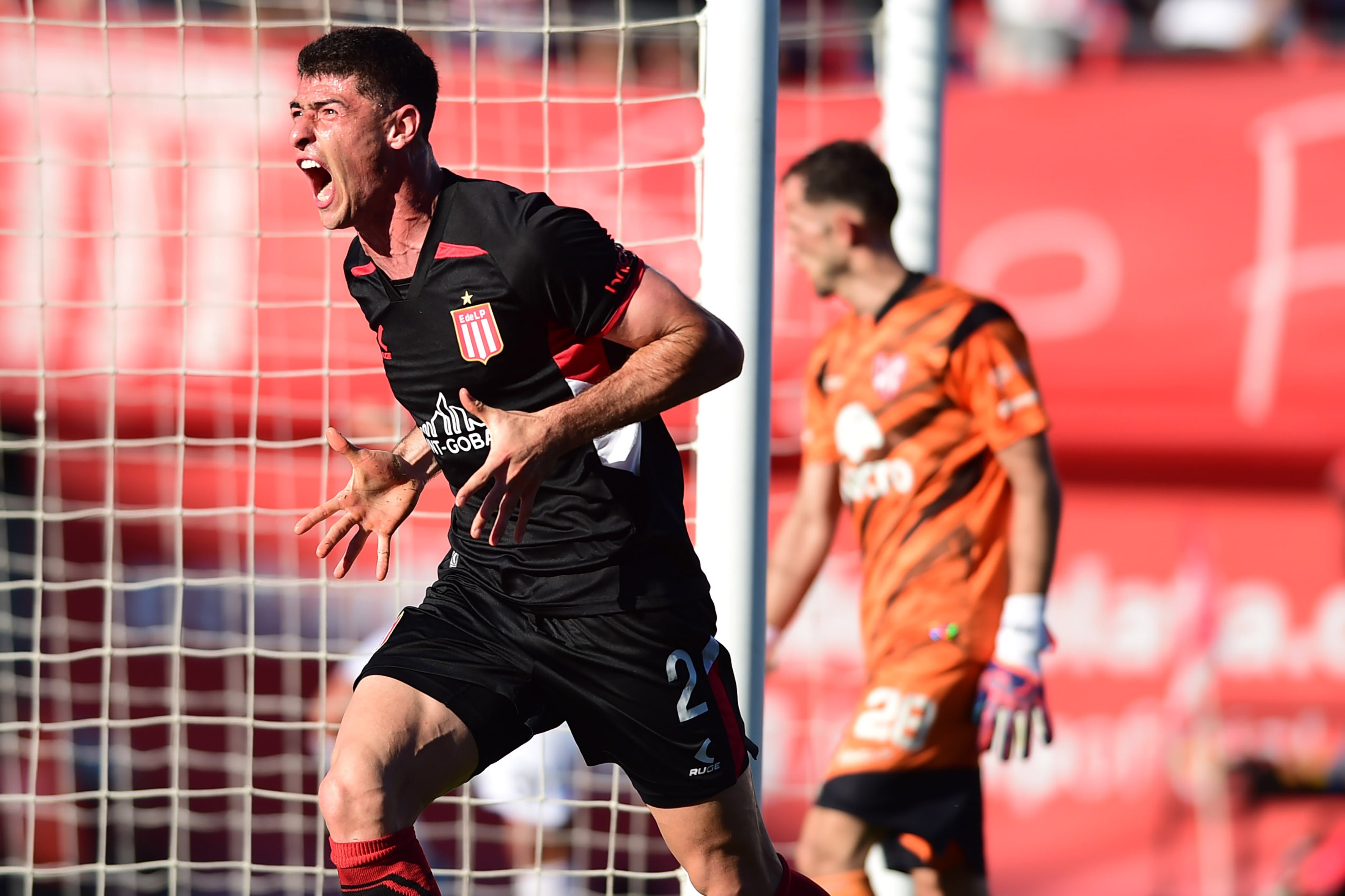 Facundo Rodríguez festeja la apertura del marcador del Pincha