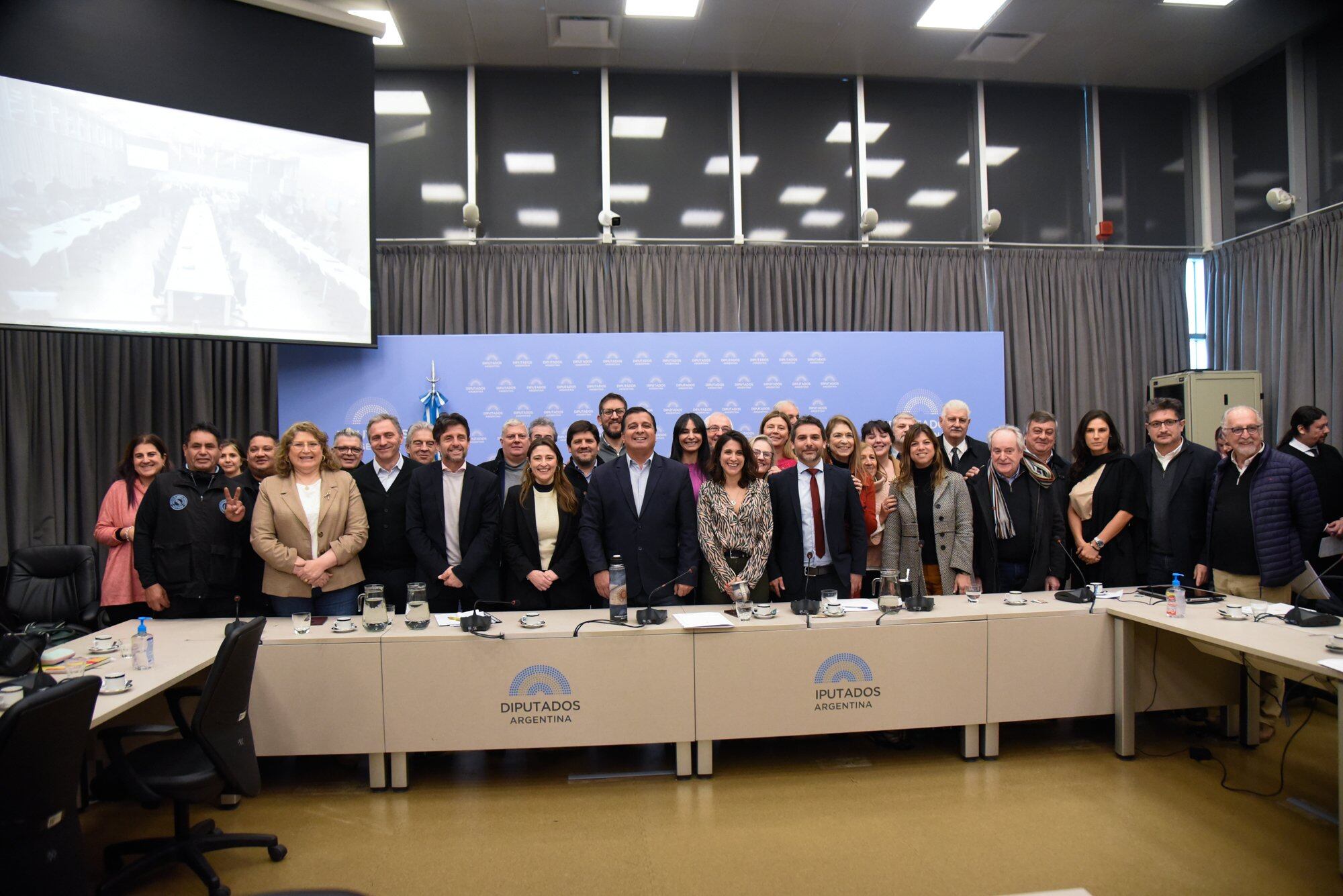 Los participantes de la reunión de la comisión de Industria.