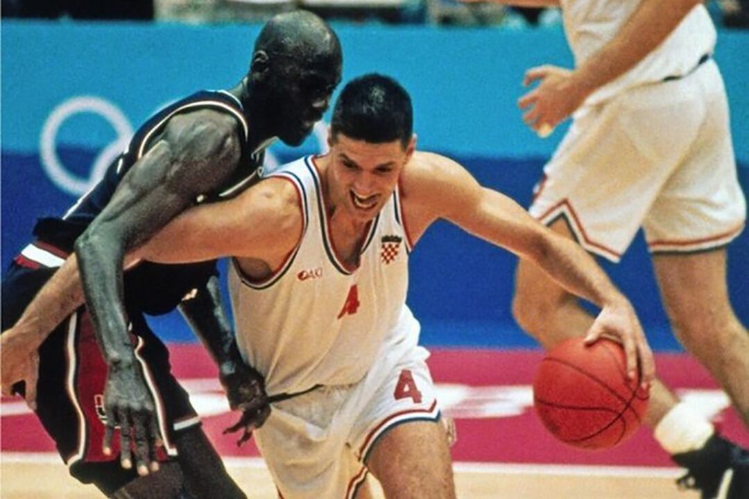 Dražen Petrović lleva la pelota ante la marca de Jordan en Barcelona '92