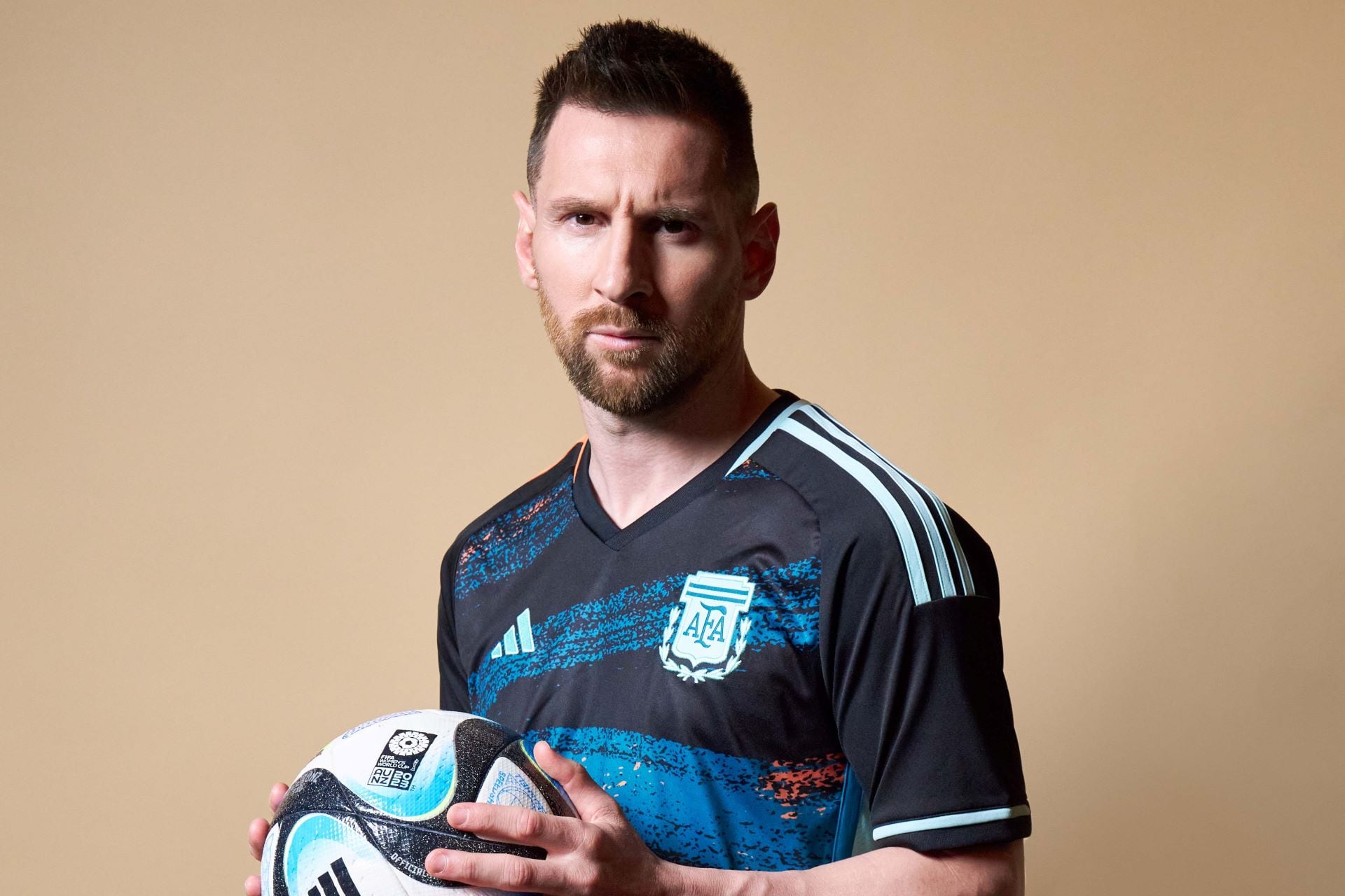 Messi vistió los colores de la camiseta alternativa del seleccionado femenino de fútbol.