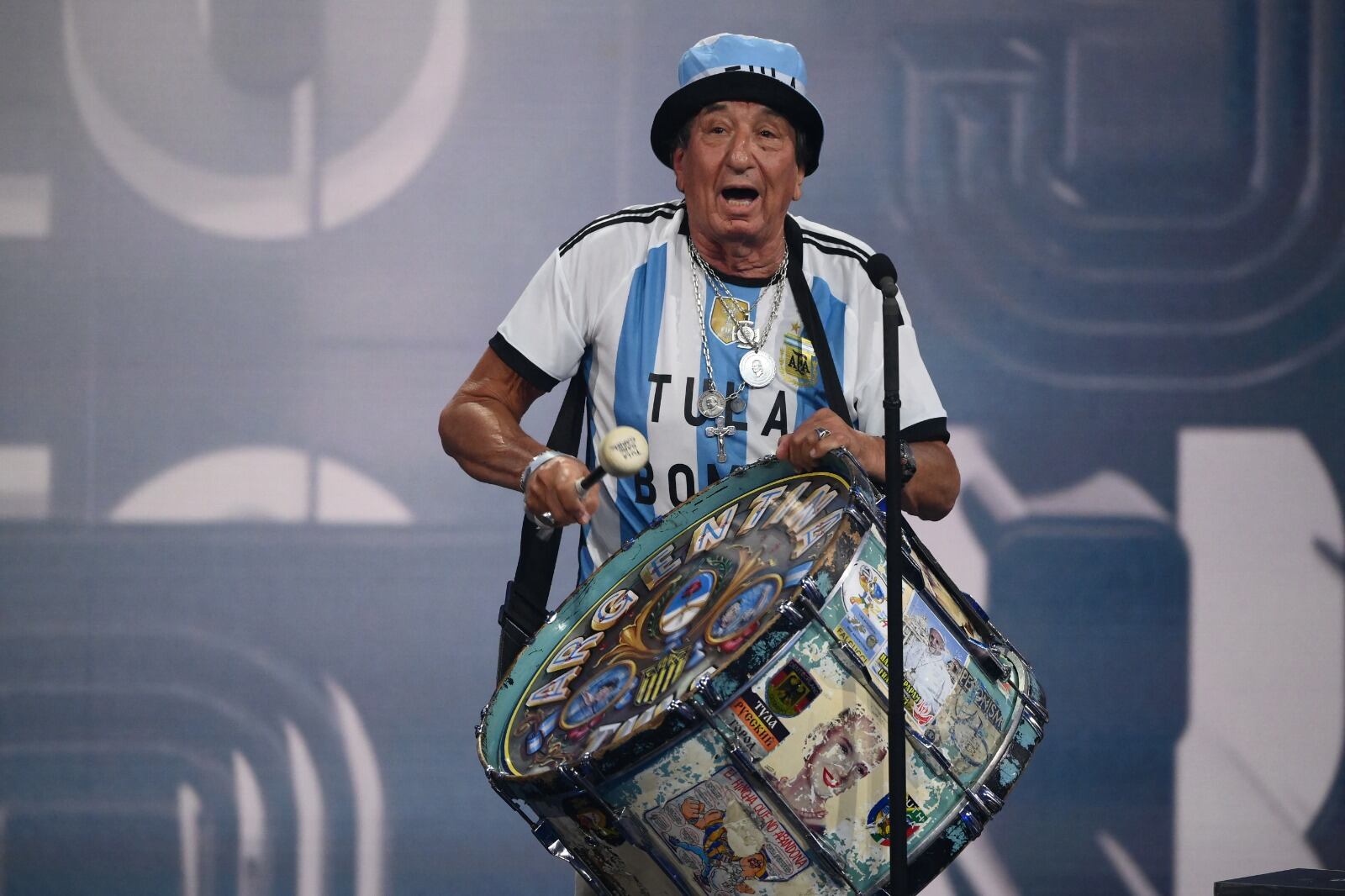 Tula y su bombo, el hincha más popular de la Selección.