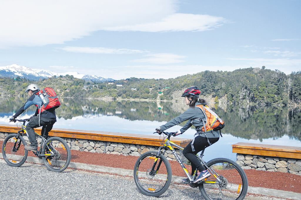 Paseo en mountain bike hacia el Mirador de las Antenas, en Villa Pehuenia.