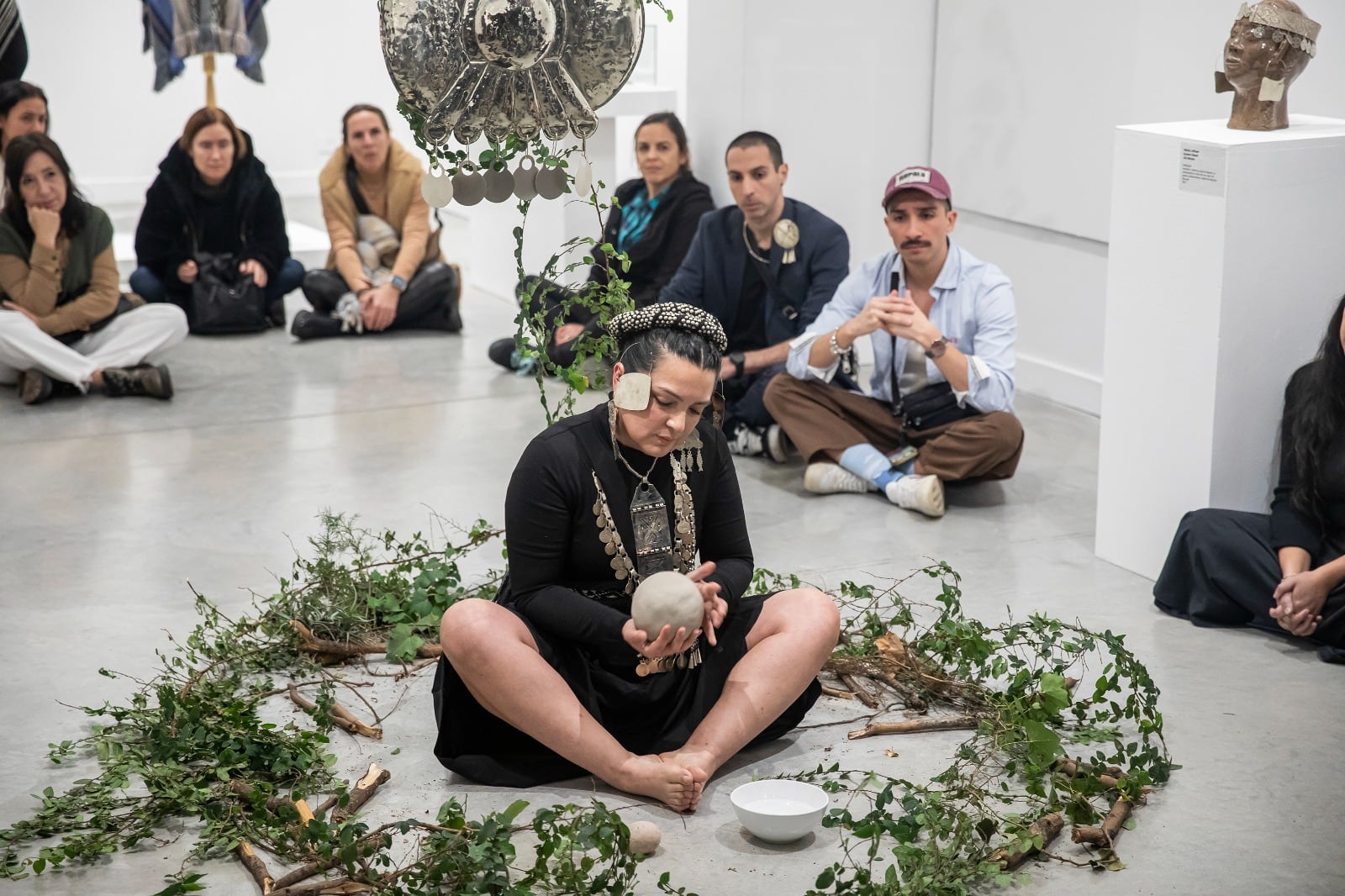 La muestra pone en diálogo un arte ancestral con lo contemporáneo.