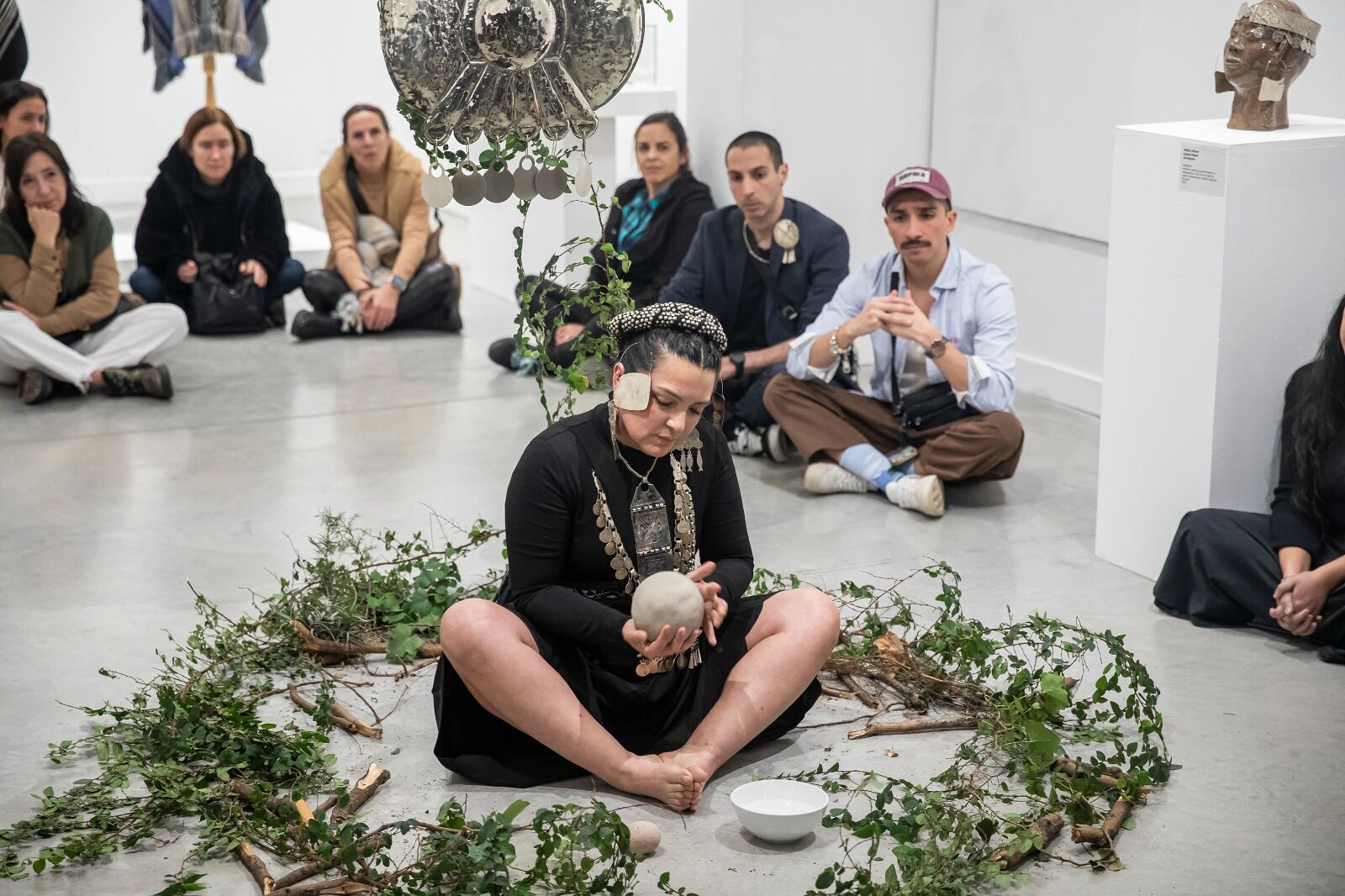 La muestra pone en diálogo un arte ancestral con lo contemporáneo.